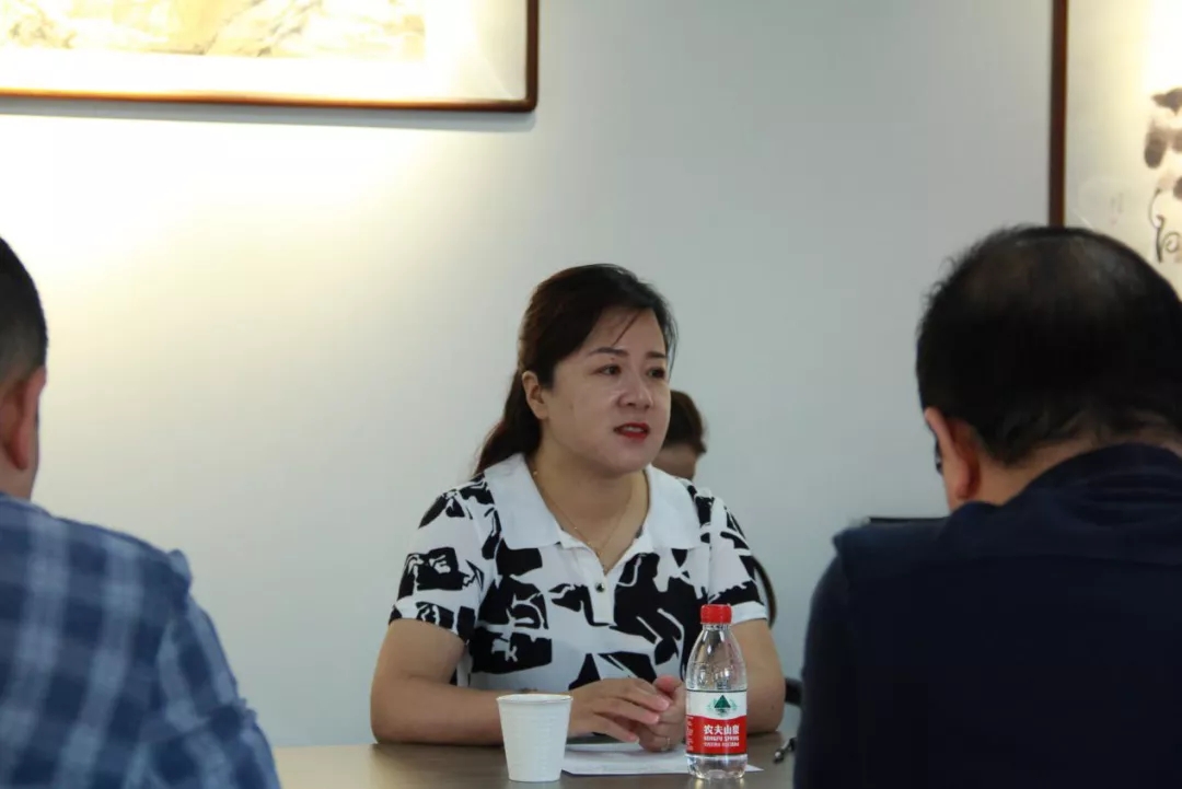 田地集团董事长李晓梅介绍其个人经历及公司和渭源乡村振兴基本情况